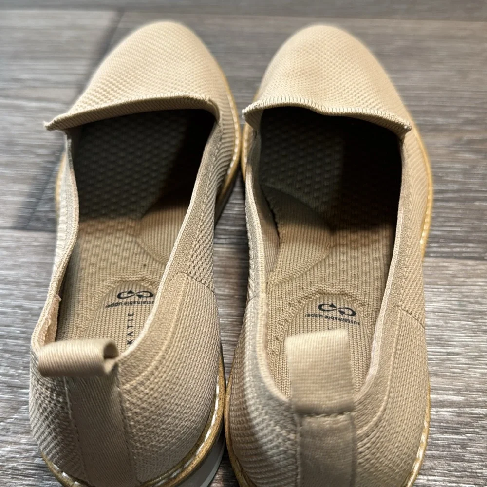 Kelly & katie Beige Slip-On Shoes woman’s 7.5 (s145)